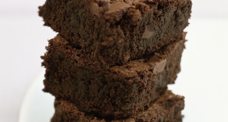 Espera que tus brownies se enfríen antes de apilarlos sobre tu plato.