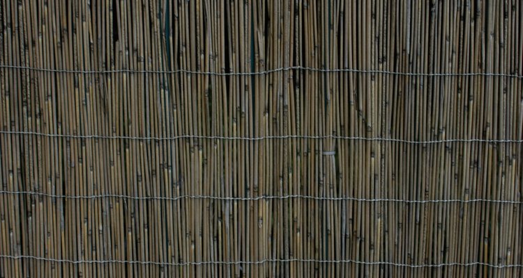 Cuelga una moldura decorativa alrededor del bambú para crear una apariencia de marco alrededor de los palos.