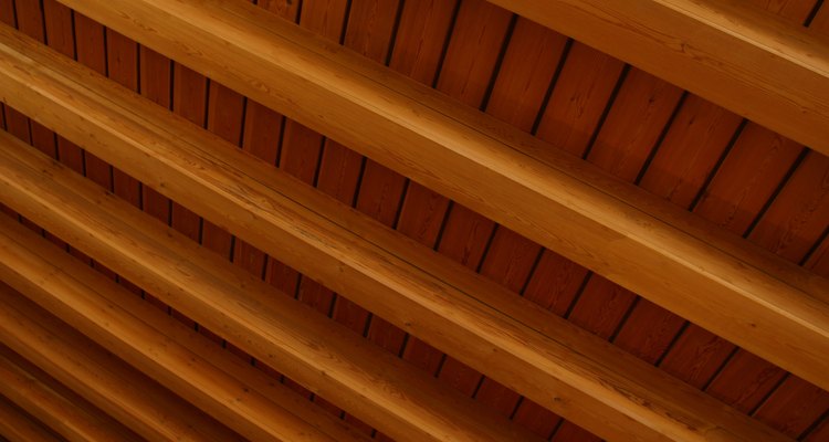 Las vigas de madera del techo tienen una apariencia rústica.
