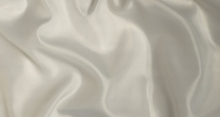 La seda es demasiado blanca para tolerar los tratamientos con sustancias químicas fuertes.