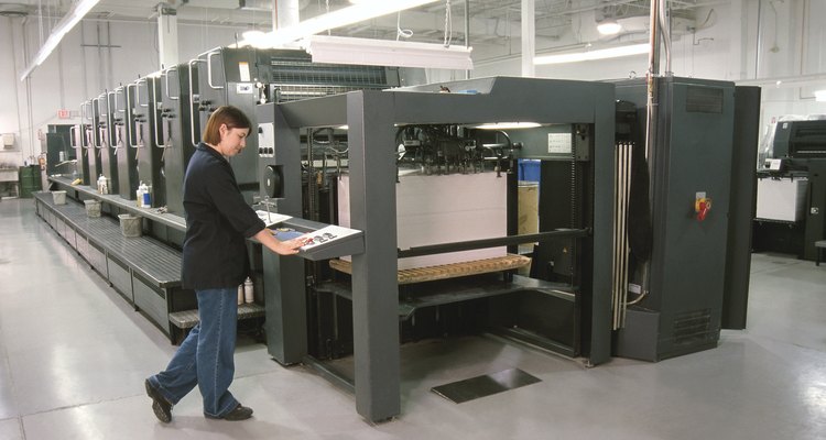 Un tipógrafo controla una imprenta grande.