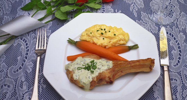 As costeletas de porco ficam deliciosas com o acompanhamento certo