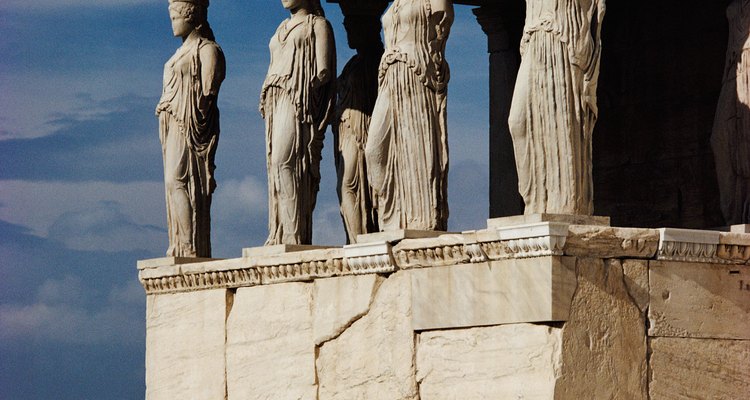 Tanto os romanos quanto os gregos construíram templos para homenagear seus deuses, tal como este para Atena, a deusa grega da sabedoria e guerra. Sua correspondente romana era a deusa Minerva