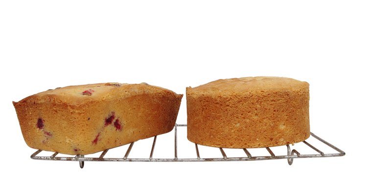 Puedes dejar enfriar tus pasteles en el molde; las rejillas de refrigeración de alambre permiten que el aire fluya mejor.