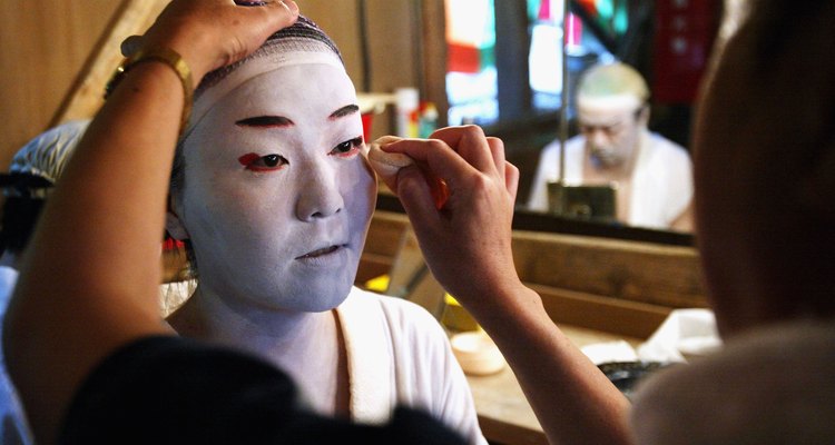 Todo maquillaje Kabuki comienza con una gruesa capa de pintura facial blanca.