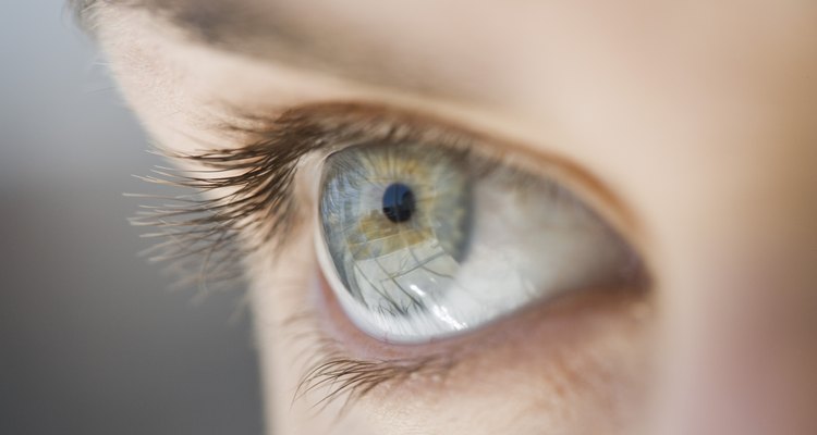 Aumenta la belleza de tus ojos azules con los colores correctos de maquillaje.