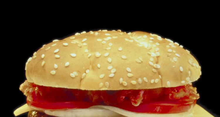La carne picada es el ingrediente principal en las hamburguesas, pero puede ser utilizada para otros platos.