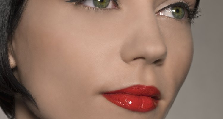 Ponte un sensual maquillaje de ojos ahumados si vas a usar un atuendo elegante o sexy.