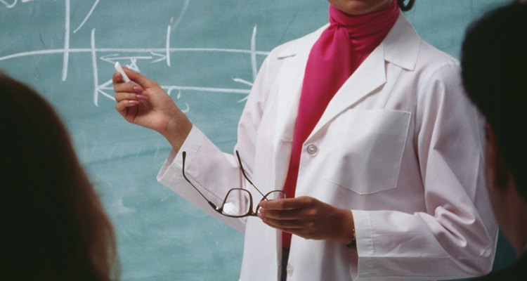Algunos profesores de medicina tienen tanto un título de maestría como de doctorado.
