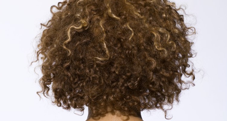 Cabello rizado corto.