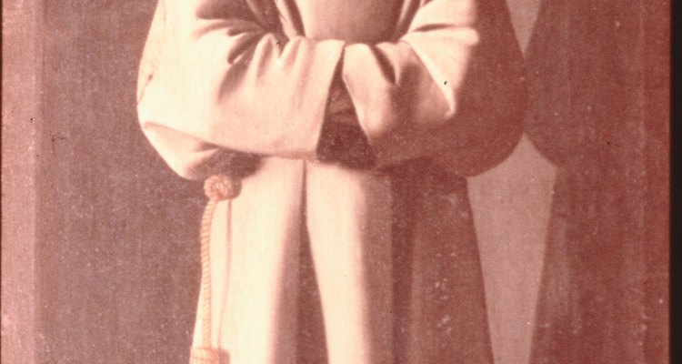 Los monjes de la edad media usaban batas largas con capucha.