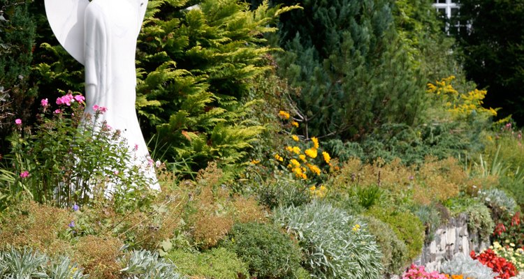 Llena el jardín de flores perennes que florecen año tras año para evitar plantar durante la primavera.