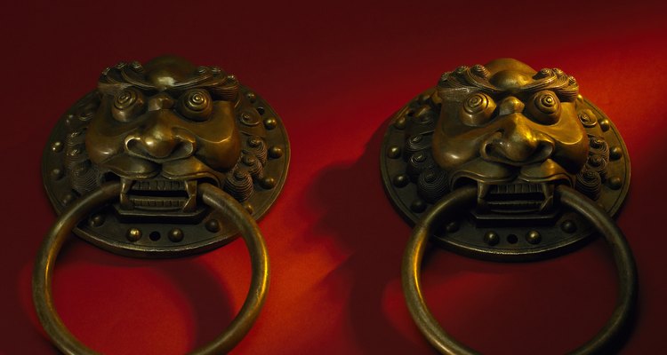 Los tiradores de bronce de los cajones aportan funcionalidad y belleza al mobiliario.