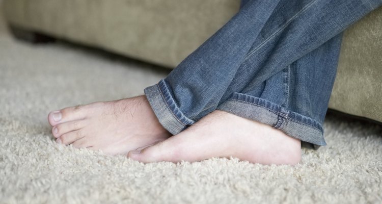 Hombre con los pies en la alfombra.