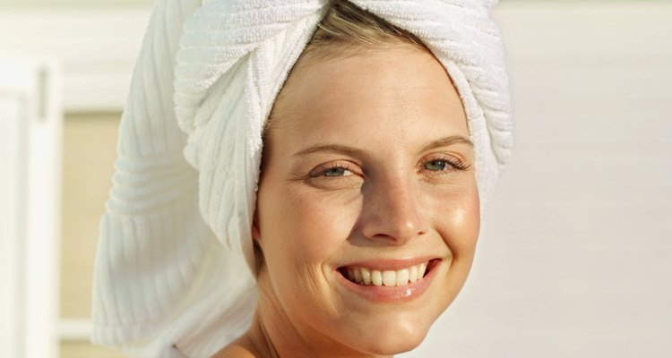 Aplica un tratamiento de mayonesa una vez por semana en tu cabello para fortalecerlo visiblemente.