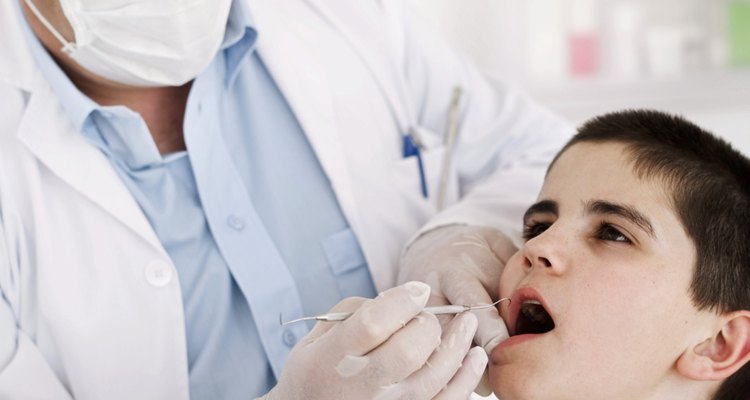 Los sonidos de la consulta del dentista puede aumentar el temor de tu hijo para sacar un diente.