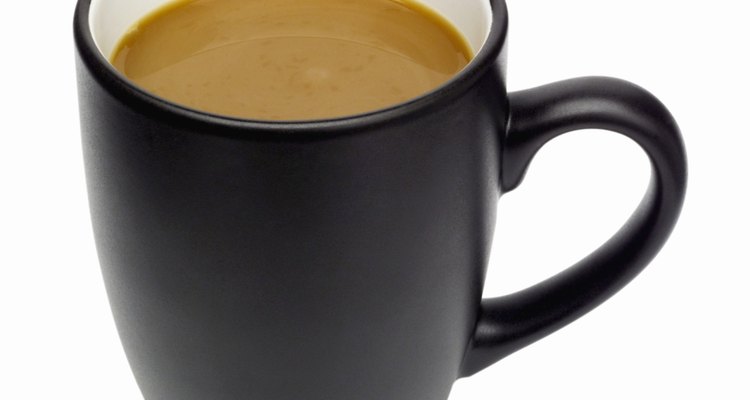 Cada vez que tome un trago en esa taza de café recordará que tú le diste este regalo y se reirá.