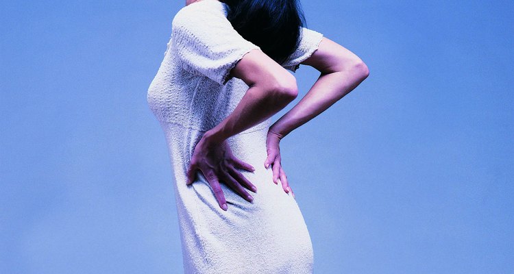 Una variedad de condiciones podrían ser la causa de tu espalda cansada y dolorida.