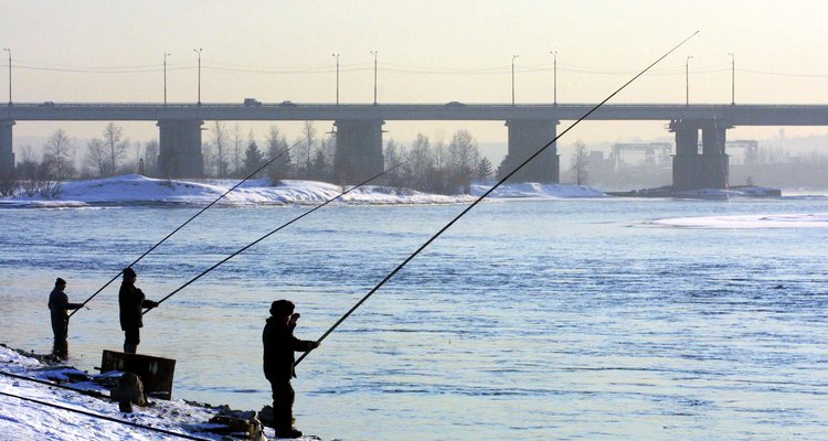 Pesca sobre el Río Angara con pueblerinos, cerca de Irkutsk.