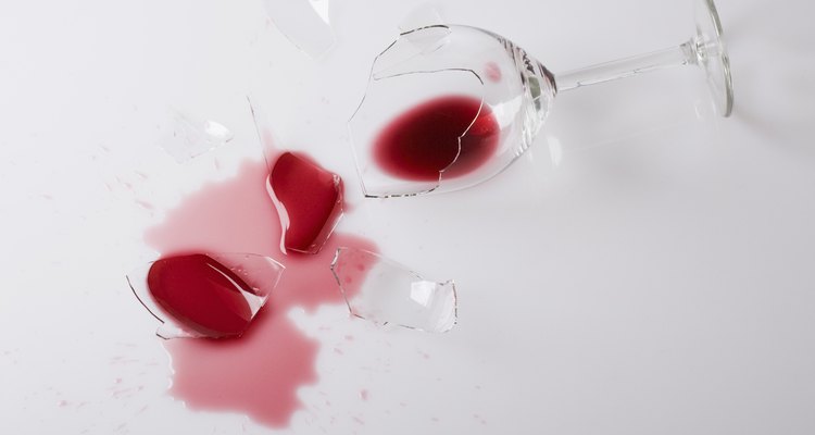 Si estás preocupado acerca de las manchas, sirve vino blanco en lugar de rojo.