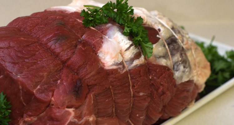 Uma carne amarrada cozinha de maneira mais uniforme