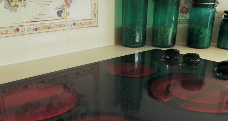 La cubierta de vidrio de una estufa eléctrica Frigidaire puede agrietarse o romperse si se caen los utensilios pesados de cocina.