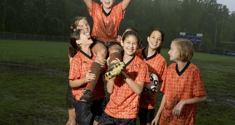 El fútbol juvenil es una manera de que los niños hagan amigos y se diviertan.