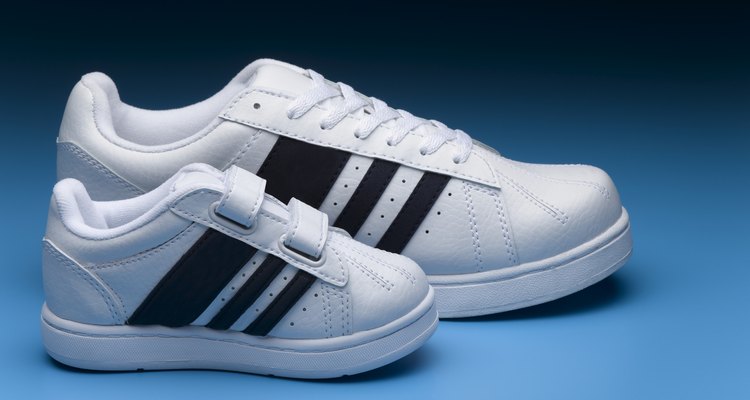 Elige zapatos de atletismo con suela blanca o de color claro para prevenir rayones en el suelo.
