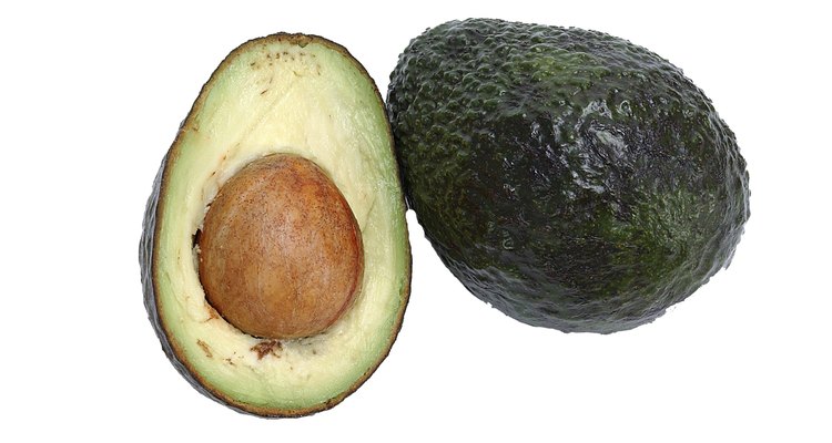 El hueso duro, o semilla, es lo que inicia el nuevo crecimiento de una planta de aguacate.