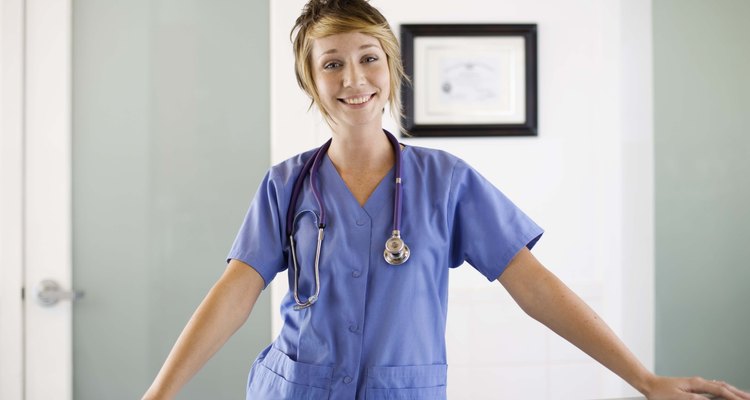 Los asistentes de enfermería certificados ayudan a los pacientes con el diario vivir y las tareas fundamentales.