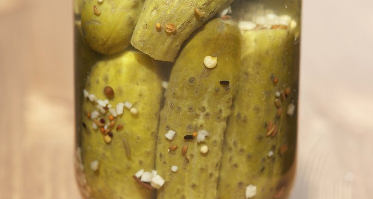 Los frascos que contienen pickles puede reutilizarse una vez que el olor es eliminado.