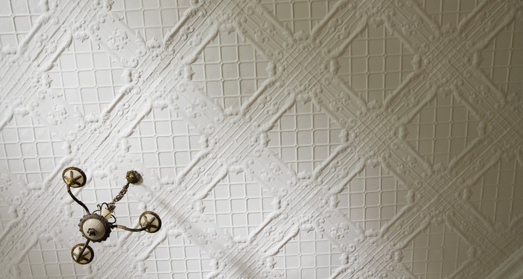Pinte o forro já texturizado para dar um visual fresco à sua casa