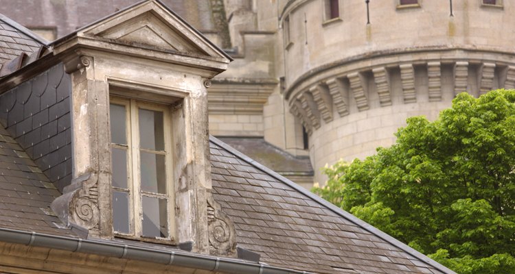 Las ventanas abatibles franceses te ayudan a controlar mejor la cantidad de brisa natural que entra a tu hogar.