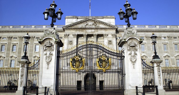 Atestigua la ceremonia de cambio de guardia en Buckingham Palace.