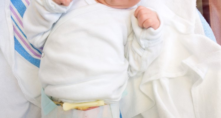 Mantener cálido a tu bebé recién nacido durante los baños de invierno puede ser un desafío.