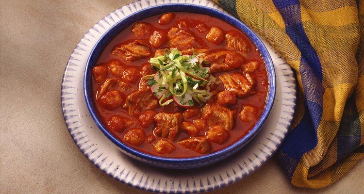 Agrega maíz seco cocido al tradicional pozole del sudoeste.