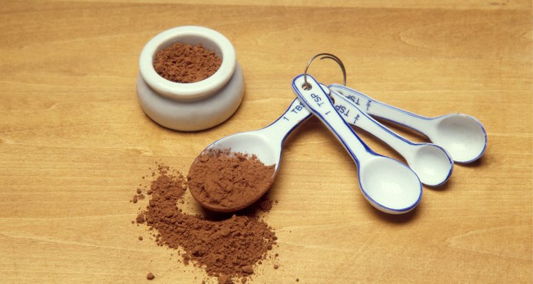 O cacau em pó normalmente é medido por gramas e a farinha, por xícaras