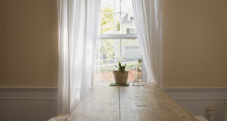 Las cortinas puede agregar volumen a una habitación.