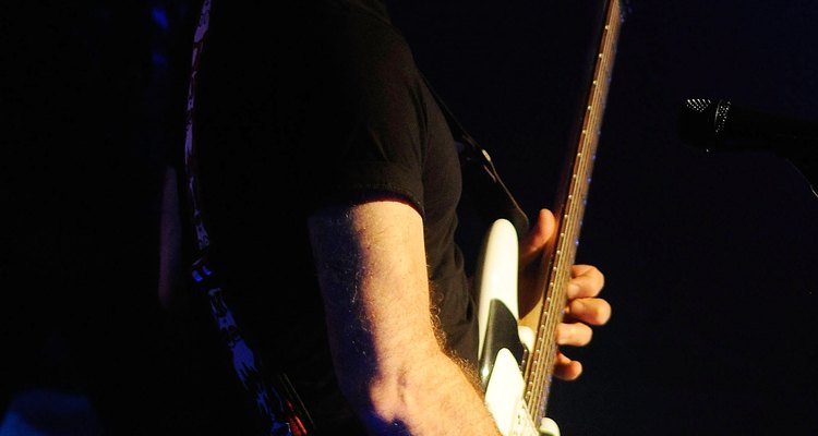 Joe Satriani usa o sistema de tremolo Floyd Rose