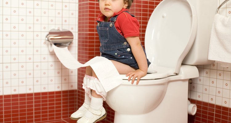 Anima su disposición al colocar a tu hijo en el baño por la mañana y después de las comidas.