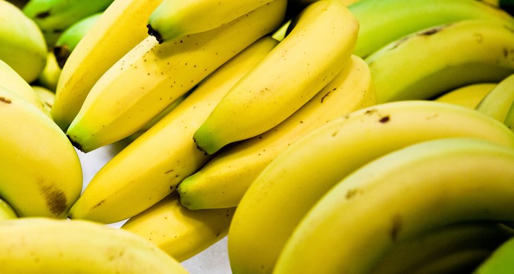 Elije los plátanos amarillos para garantizar que estén completamente maduros.