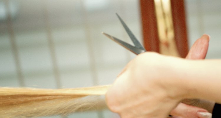 El cabello es cortado en un ángulo para crear diferentes capas.