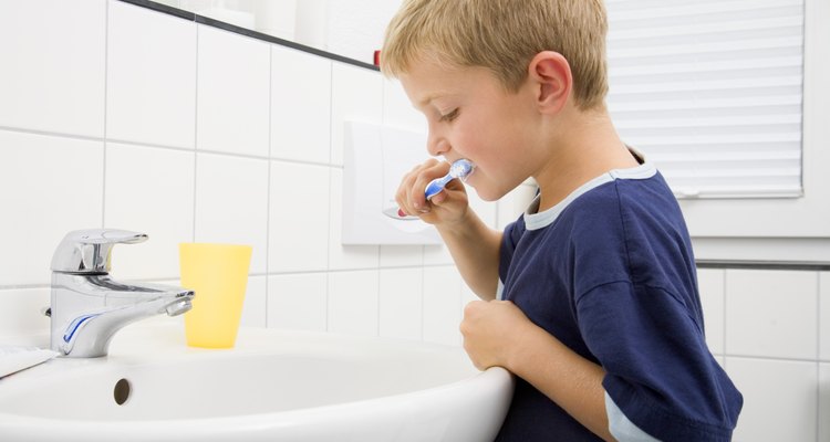 Los niños pueden cepillarse los dientes después de las comidas para prevenir el mal aliento.