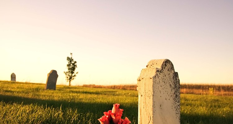 Visitar el cementerio donde se encuentra un ser querido es una forma común de recordarlo.