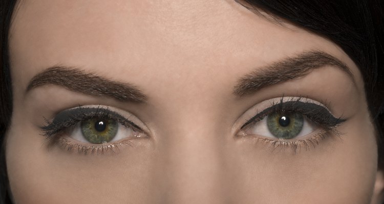 Los kits y las pelucas con plantilla pueden ayudarte a lograr cejas de aspecto natural.