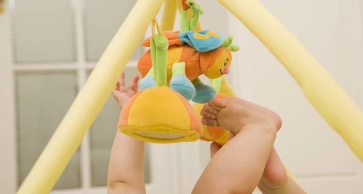 Las actividades de Piaget comienzan en la infancia y pueden ser tan simples como explorar un juguete.