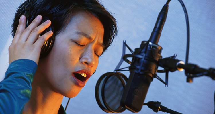 Microfones de condensador com diafragma largo são a escolha padrão para vocais em estúdio e rádio