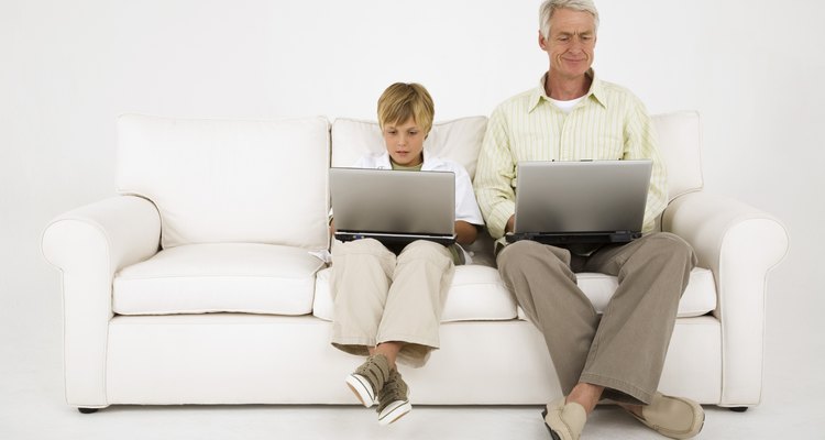Facebook te permite comunicarte con tu hijo, averiguar lo que está pasando en su vida y supervisar su uso de Internet.