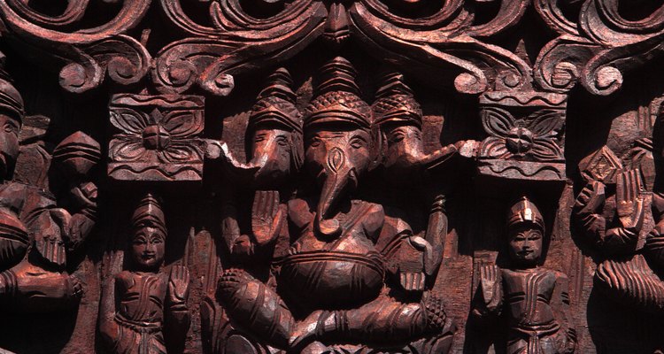 Ganesha es un dios con cabeza de elefante que se encuentra a la entrada de muchos templos hindúes.