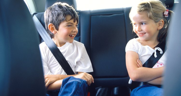 Considera la edad de tu hijo y su tamaño antes de permitir que vaya en el asiento delantero.